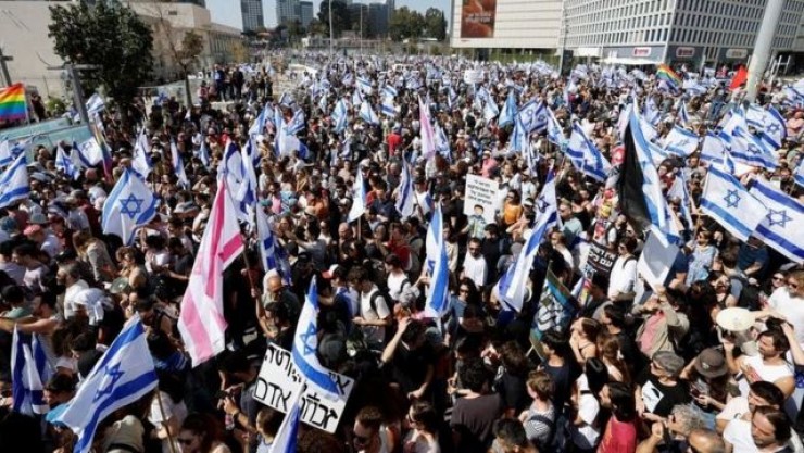 خطاب متوقع لنتنياهو الليلة...إضراب عام بإسرائيل واستمرار الاحتجاجات على خطة إضعاف القضاء