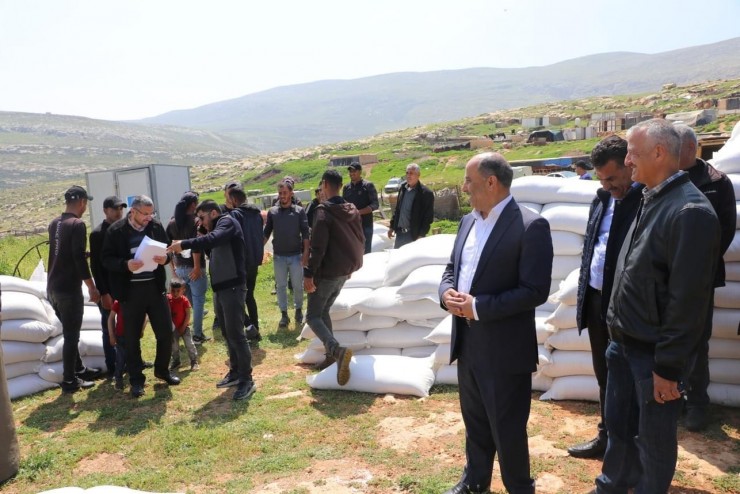 وزير الزراعة يقدم مساعدات لمزارعين في عين سامية شرق رام الله