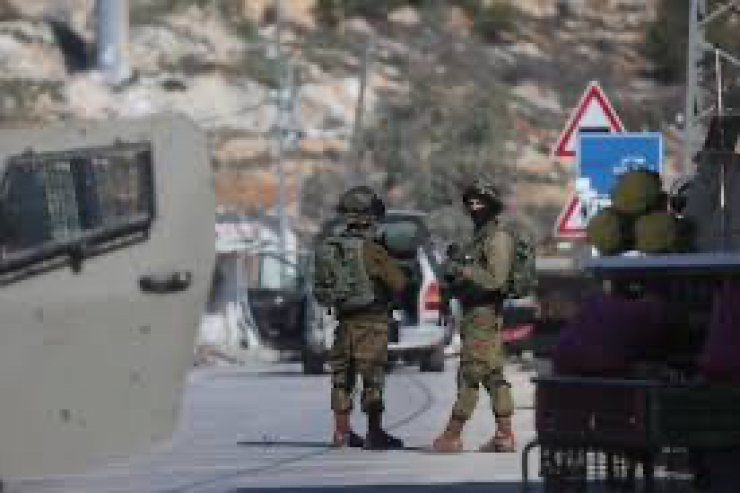 جنين: قوات الاحتلال تعتقل شابا على حاجز عسكري 