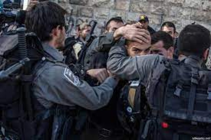 سلطات الاحتلال تمدد اعتقال 4 شبان من القدس وتبعد مواطنا عن 