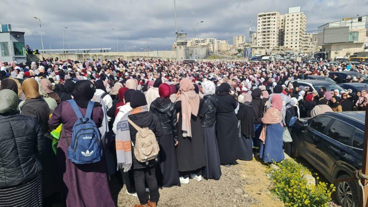 الشيخ: آلاف الفلسطينيين ينتظرون السماح لهم بالدخول للأقصى وسط إجراءات مشددة وإذلالية من الاحتلال