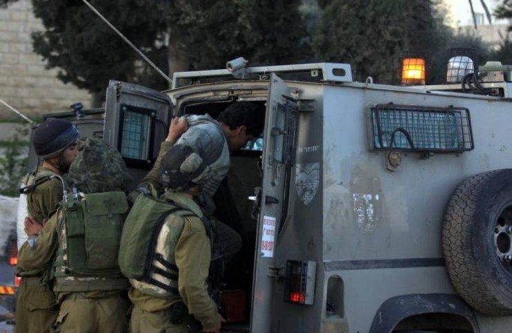 قوات الاحتلال تعتقل مواطنا ونجله من مدينة الخليل