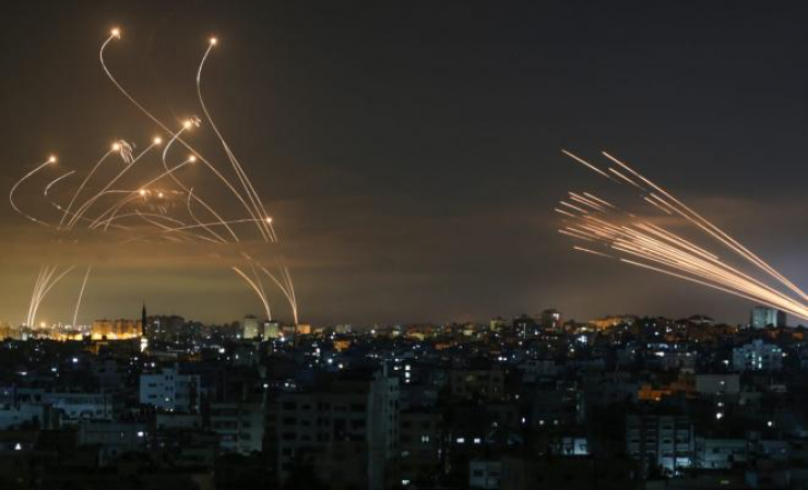 إعلام عبري: إطلاق صواريخ من غزة على جنوب إسرائيل