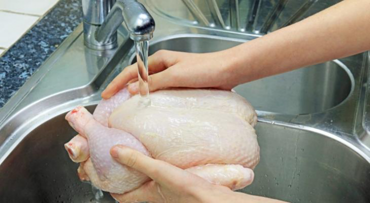احذري من غسل الدجاج بهذه الطريقة