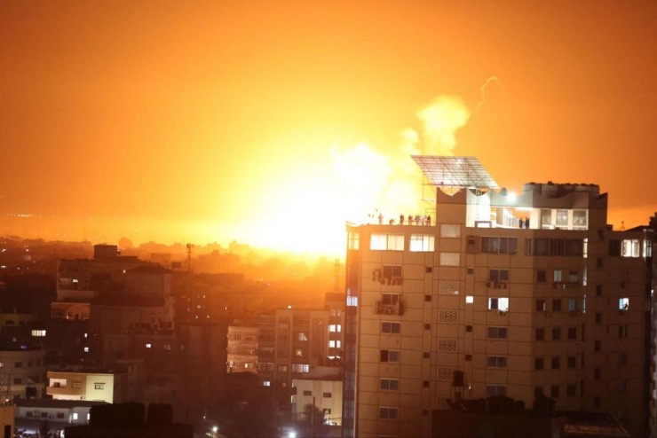 تغطية مستمرة.. الاحتلال يشن عدة غارات جوية في قطاع غزة والمقاومة تتصدى بالدفاعات الجوية