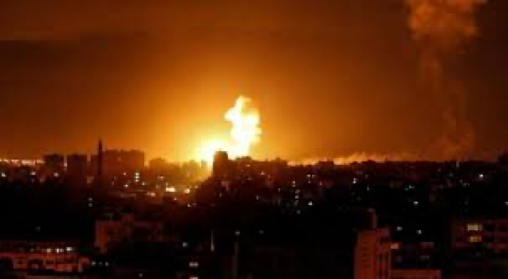 الدفاع المدني: تضرر منزل جراء القصف الإسرائيلي شرق غزة