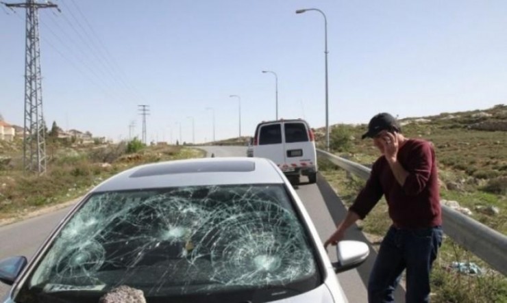 هجوم من قبل مستوطنين على مركبات المواطنين في محيط نابلس