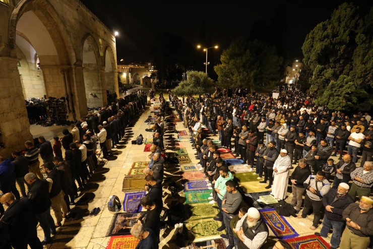 القدس: 140 ألف مصل يؤدون العشاء والتراويح في المسجد الأقصى المبارك