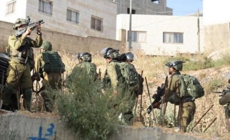 قوات الاحتلال تواصل إغلاق مدخل بلدة قصرة جنوب نابلس لليوم الثالث
