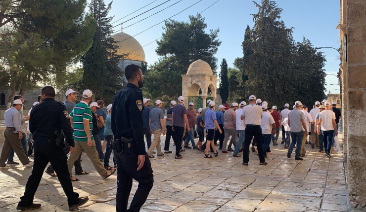 القدس: الاحتلال يحوّل باحات الأقصى إلى ثكنة عسكرية ومئات المستوطنين يقتحمون المسجد
