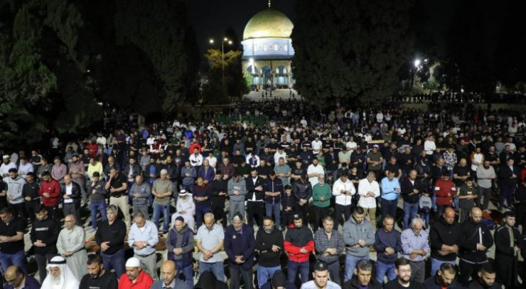 القدس المحتلة: 25 ألف مصلٍ أدوا العشاء والتراويح في المسجد الأقصى