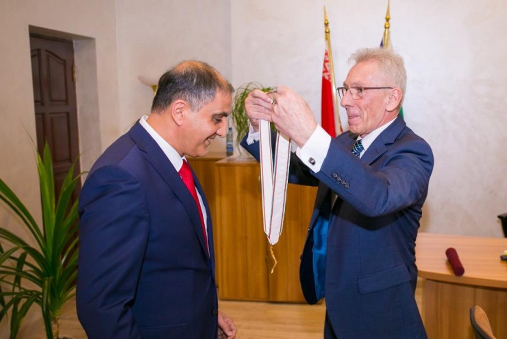 الرئيس البلغاري يقلد السفير المذبوح وسام الاستحقاق من الدرجة الأولى