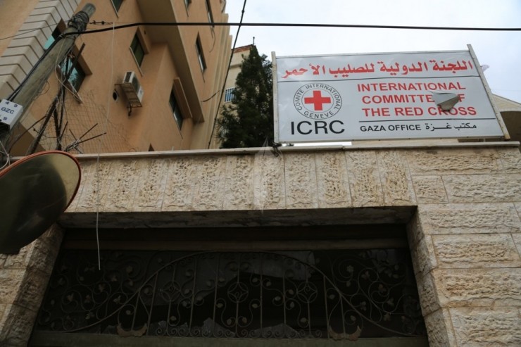 الصليب الأحمر توضح أسباب إغلاق مكاتبها في أريحا وخانيونس