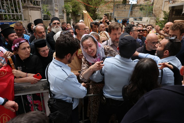 الاحتلال يشدد إجراءات دخول المسيحيين إلى القدس للاحتفال بسبت النور