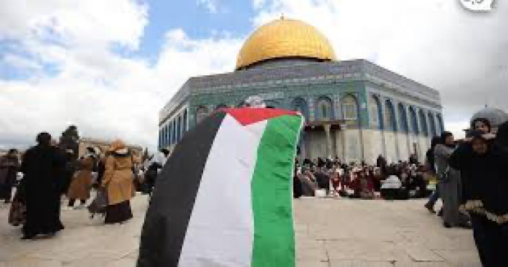 شرطة الاحتلال تزيل العلم الفلسطيني عن مصلى قبة الصخرة في المسجد الأقصى