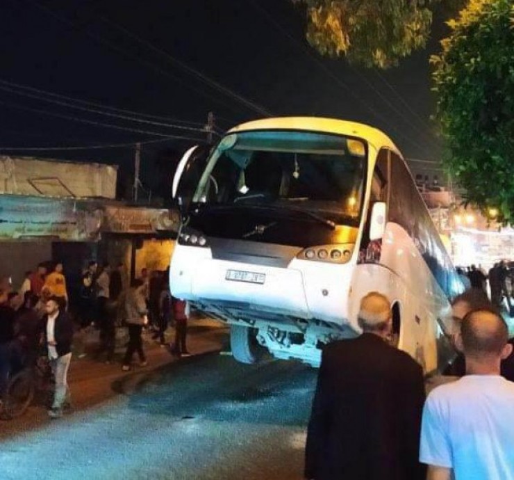 شاهد: سقوط حافلة ركاب في حفرة  شرق قطاع غزة