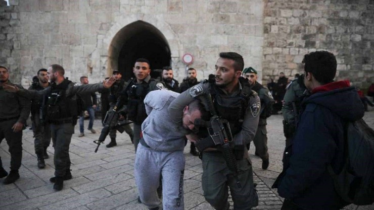 القدس: قوات الاحتلال تعتقل ثلاثة مواطنين بعد الاعتداء عليهم