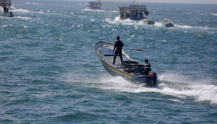 إصابة صيادين برصاص الاحتلال واعتقال اثنين آخرين قبالة شاطئ مدينة غزة