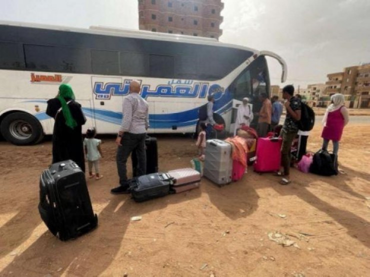 الدفعة الثانية من حافلات إجلاء الطلبة والمواطنين الغزيين بسودان تصل قطاع غزة