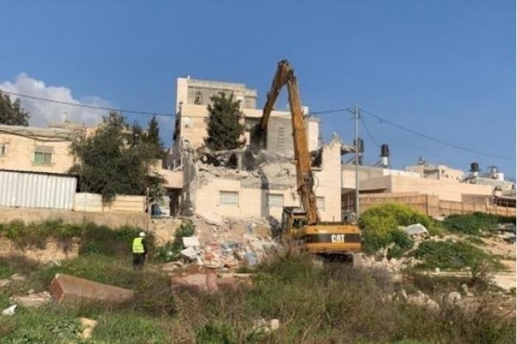 أريحا: سلطات الاحتلال تخطر بوقف البناء في 11 منزلا في قرية الجفتلك