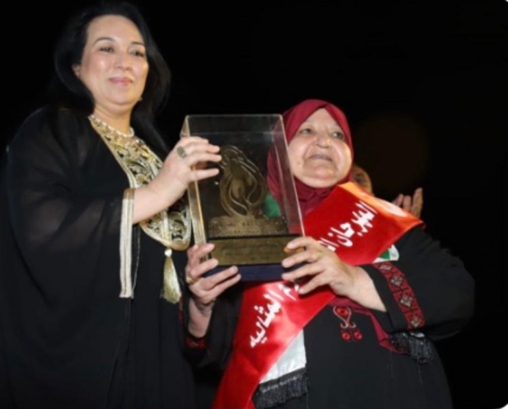 المهرجان الدولي السابع بالأقصر المصرية يقلد أم ناصر أبو حميد وسام المرأة المثالية 