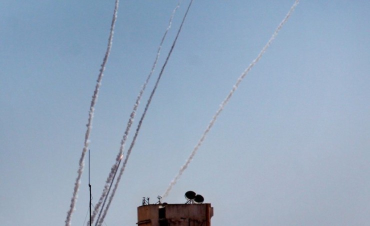 إطلاق عدد كبير من الصواريخ من قطاع غزة وصافرات الإنذار تدوي في الغلاف