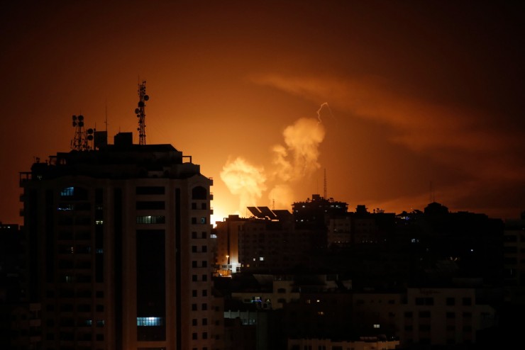 رداً على إطلاق صواريخ.... الاحتلال يقصف قطاع غزة 