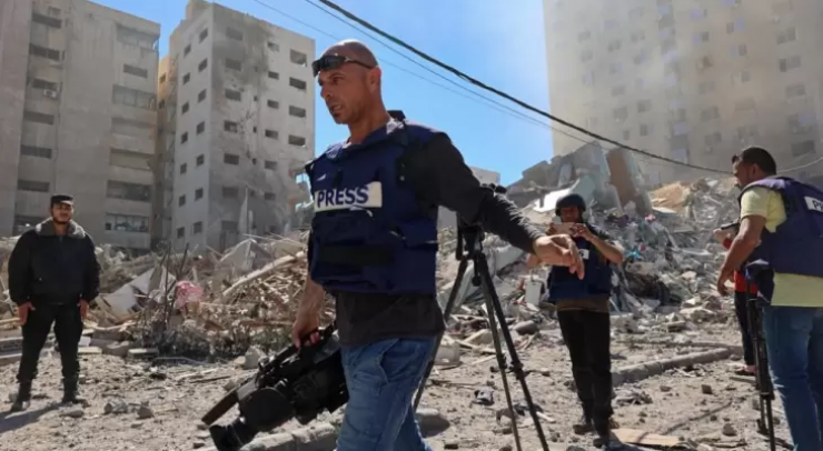 الاحتلال يمنع صحفيين أجانب من دخول غزة لتغطية العدوان