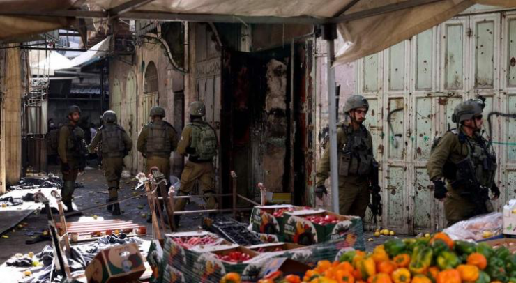 الخليل: الاحتلال يعيد إغلاق 4 محال تجارية 