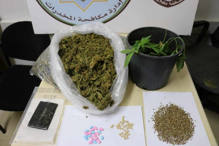 مكافحة المخدرات تقبض على 4 من تجار المخدرات بالبلدة القديمة في مدينة الخليل