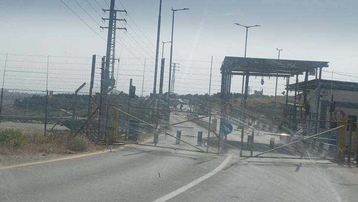 الاحتلال يغلق حاجز بيت اكسا شمال غرب القدس