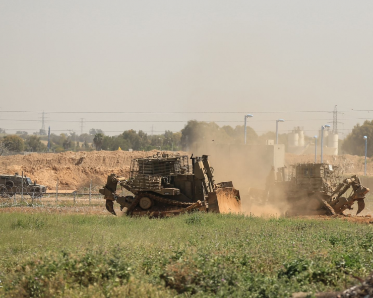 وسط أعمال تجريف.. آليات الاحتلال تتوغل شرق دير البلح وسط قطاع غزة