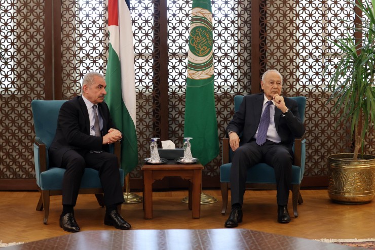 اشتية يلتقي الأمين العام للجامعة العربية ويبحث معه إعادة إحياء مبادرة السلام العربية