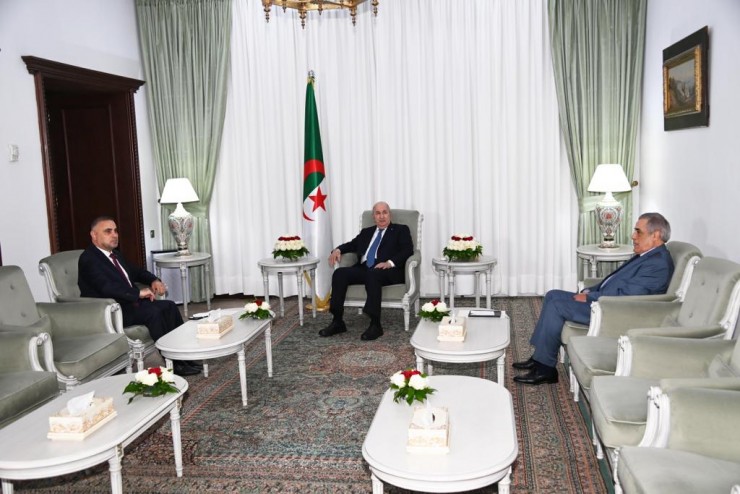 سفير فلسطين لدى الجزائر يسلم رسالة خطية من الرئيس عباس إلى نظيره 