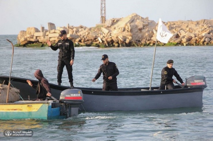 غزة: الشرطة البحرية تشرع بتزويد مراكب الصيد بأجهزة 