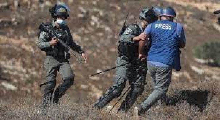 وزارة الإعلام تعقب على إصابة الصحفيين سمرين والمنير برصاص الاحتلال