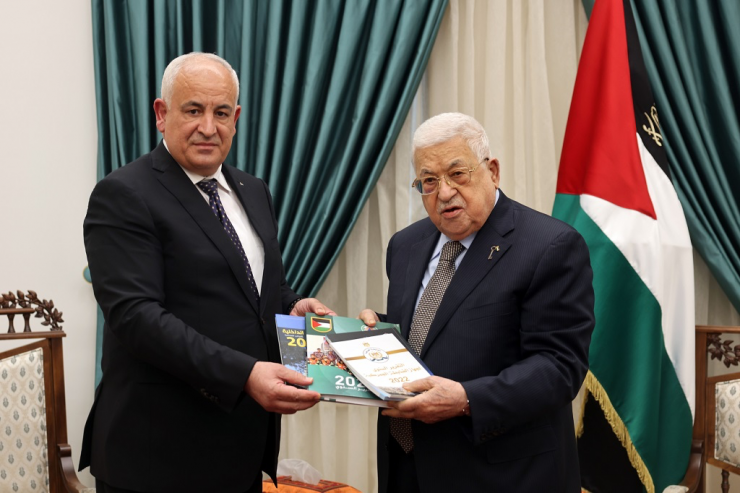 الرئيس عباس يتسلم التقرير السنوي لوزارة الداخلية للعام 2022