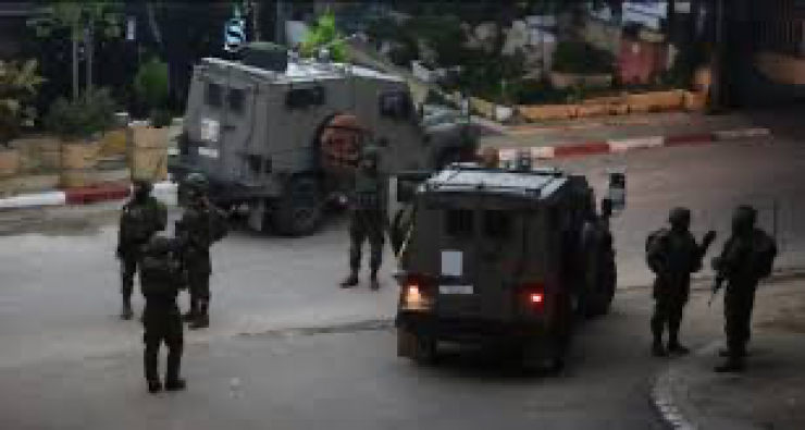 نابلس: قوات الاحتلال تقتحم مخيم بلاطة وتحاصر منزلا فيه