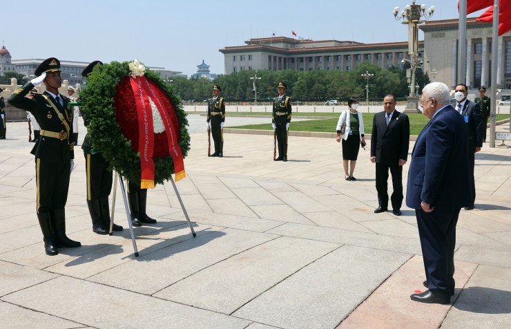 الرئيس عباس يضع إكليلا من الزهور على النصب التذكاري لأبطال الشعب الصيني