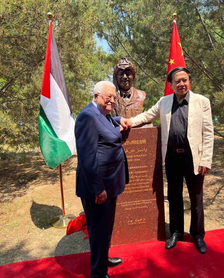 بكين: الرئيس عباس يزيح الستار عن مجسم تذكاري للرئيس ياسر عرفات في حديقة المتحف الصيني