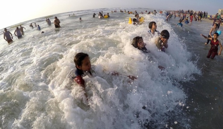 لهذا السبب... بلدية غزة تمنع السباحة في البحر بدءًا من اليوم وحتى مساء الغد