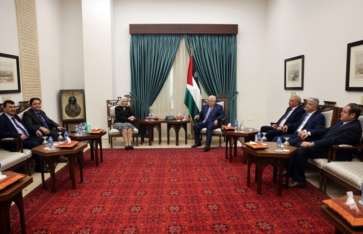 الرئيس عباس يستقبل وفدا من الجامعة العربية برئاسة الأمين العام المساعد لقطاع الشؤون الاجتماعية
