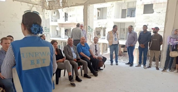 أبو هولي يتفقد مخيم اليرموك برفقة أعضاء اللجنة الاستشارية للأونروا