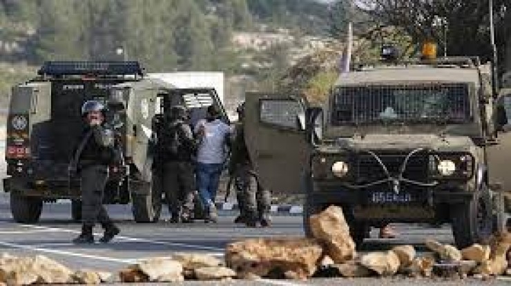 قوات الاحتلال تعتقل شابا على حاجز زعترة