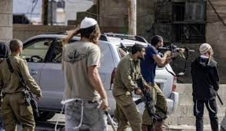 مستوطنون ينفذون اعتداءات قرب قرية عين البيضا بحماية قوات الاحتلال