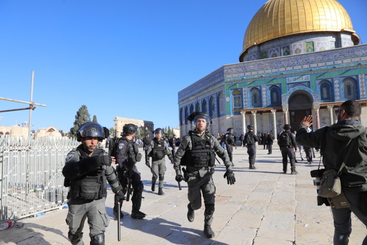 قوات الاحتلال تقتحم المسجد الأقصى ويعتقل شابا
