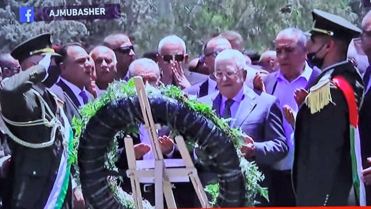 الرئيس عباس يضع إكليل زهور على أضرحة الشهداء في المقبرة الجديدة بمخيم جنين