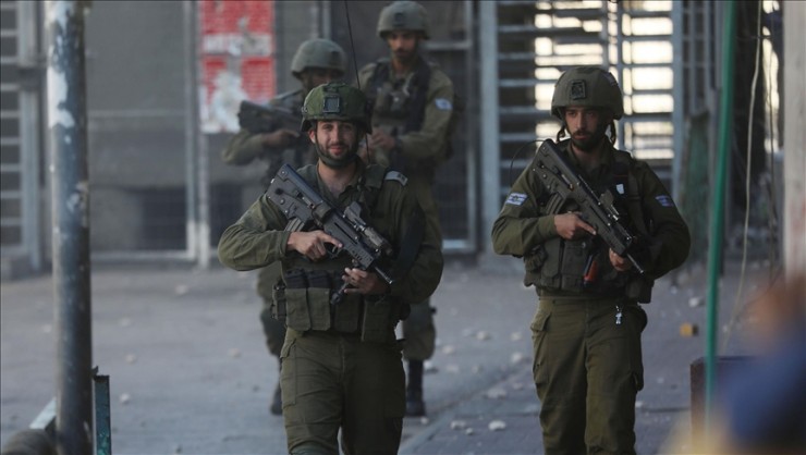 جيش الاحتلال يعتقل شاب بعد إطلاق النار عليه بمستوطنة جنوب الخليل