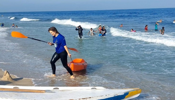 مواطنون يمارسون رياضة التجديف على شاطئ بحر غزة