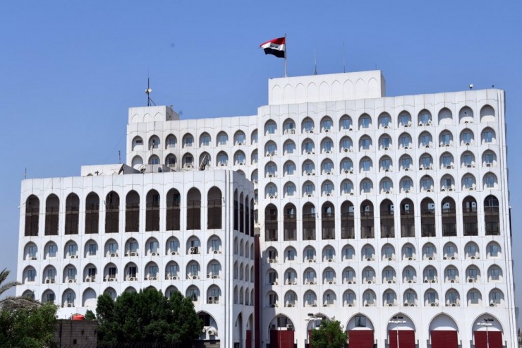 الخارجية العراقية تدين الإساءة للقران وعلم العراق أمام مبنى سفارة بغداد في الدنمارك 